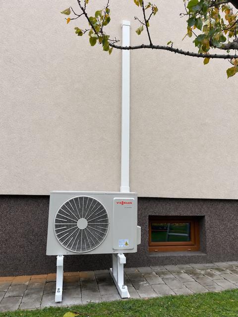 Venkovní jednotka klimatizace Viessmann na stojanu u fasády domu